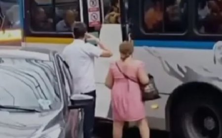 Homem tenta embarcar com geladeira em ônibus lotado e gera confusão; VEJA O VÍDEO