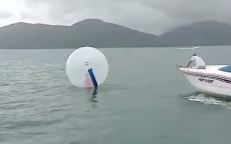 Menino é resgatado após ficar à deriva em bolha inflável no mar