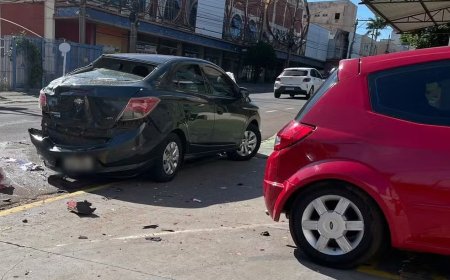 Homem morre esmagado após perder controle da direção e bater carro em dois veículos estacionados