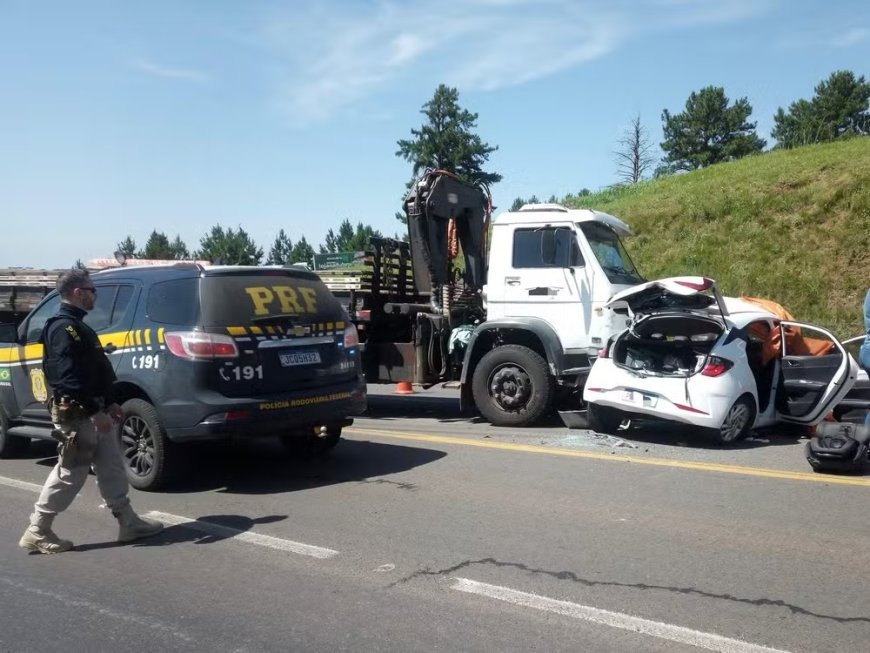 Casal morre e crianças ficam feridas após colisão entre carro e caminhão