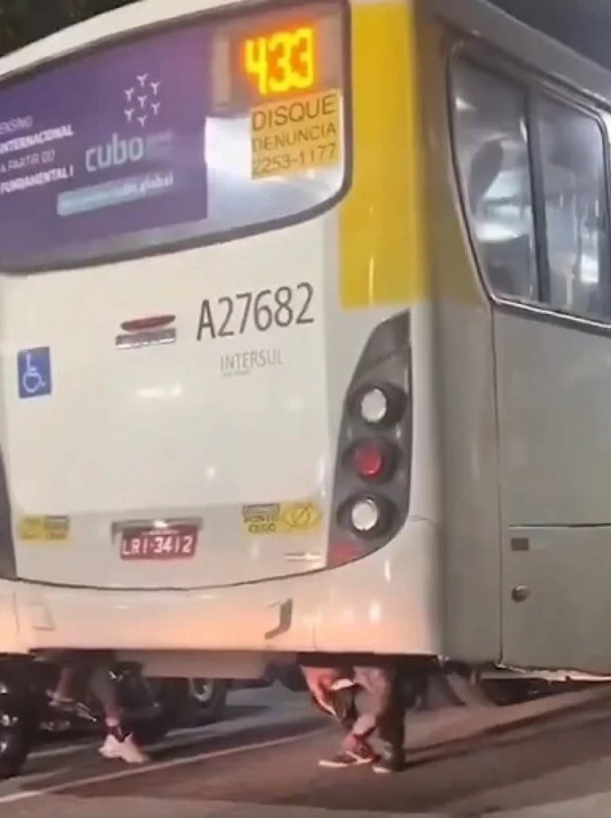 Homem é flagrado viajando com pernas penduradas na parte inferior de ônibus no Rio