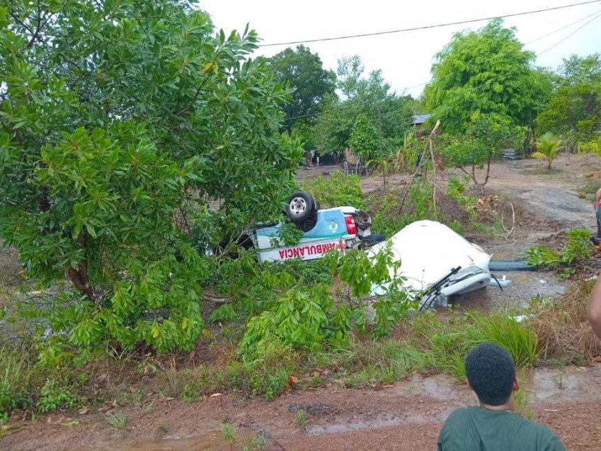 Ambulância capota na BR-156; VEJA