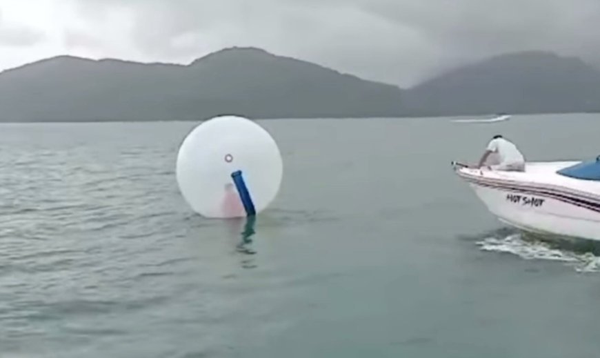 Menino é resgatado após ficar à deriva em bolha inflável no mar