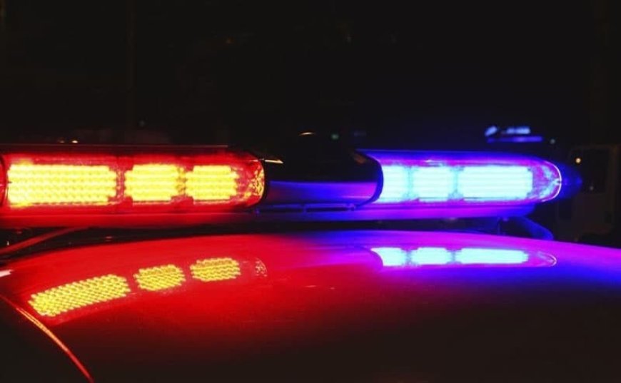 Homem é preso após cortar dedos da esposa e fazer filho de refém
