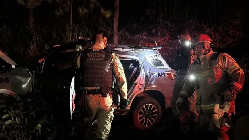 Policial perde controle de viatura, atravessa pista e capota em barranco