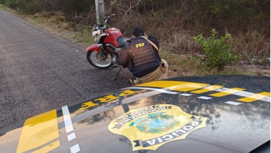 Motociclista empina motocicleta diante de viatura, tenta fugir e é preso pela PRF no RN