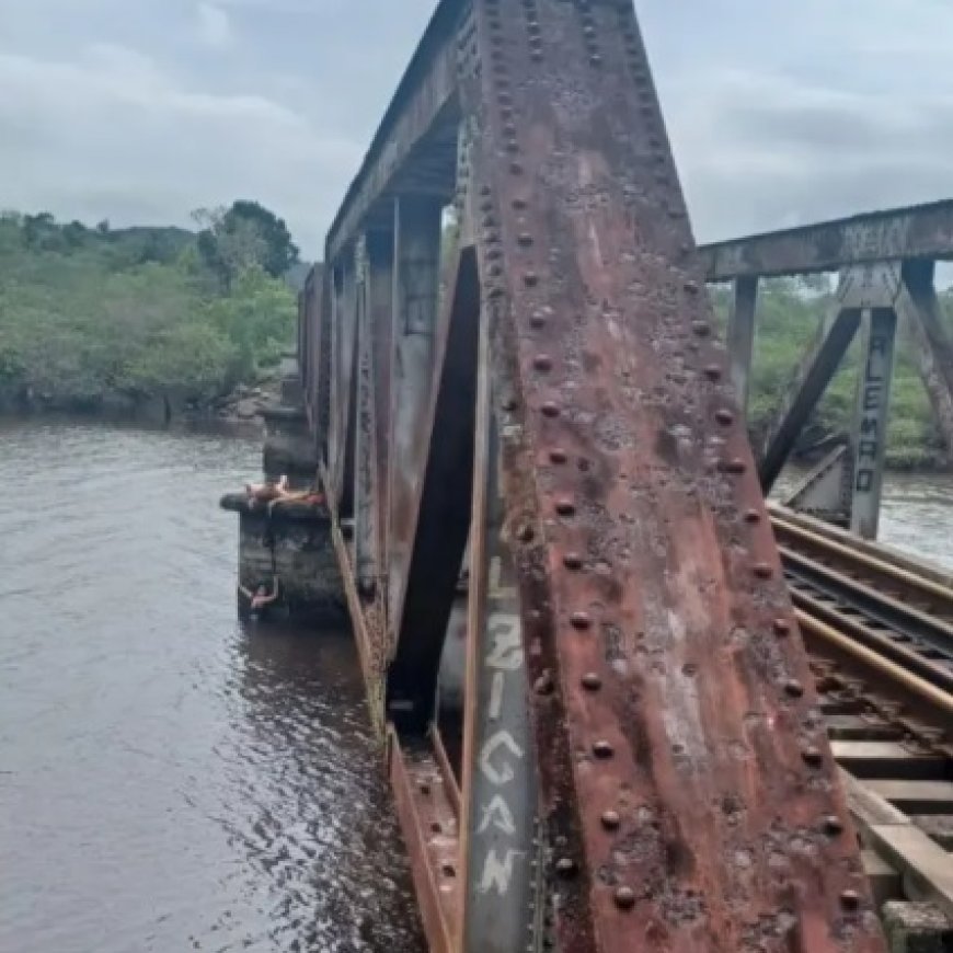 Mulher cai de ponte e é salva pelo cadarço do namorado em SC