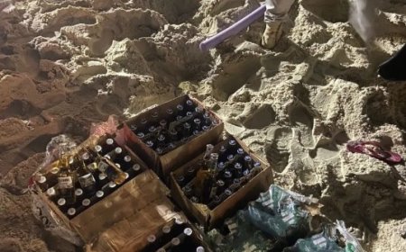 Fiscais apreendem 140 garrafas de vidro enterradas na praia de Copacabana; facas foram encontradas