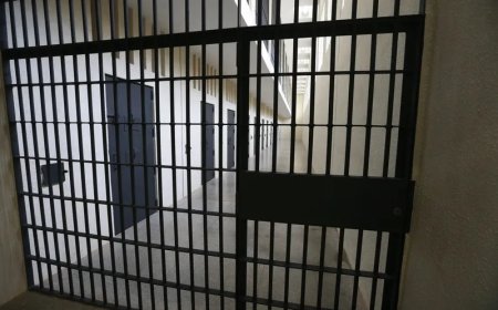 Detentos em regime semiaberto são baleados ao saírem de presídio; um morreu