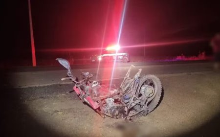Motociclista morre após moto colidir de frente com caminhonete na BR-135; VEJA AS FOTOS