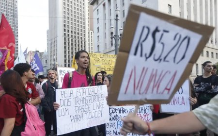 Manifestantes protestam contra aumento das passagens municipais em SP