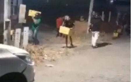 Caminhão de cerveja tomba e parte da carga é saqueada por moradores