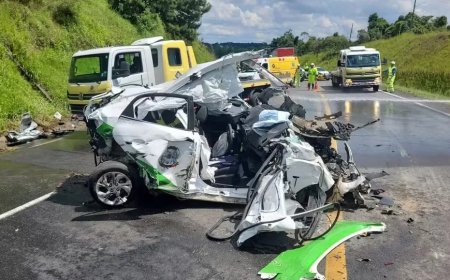 Mulher faz ultrapassagem proibida com carro de prefeitura do Paraná, bate de frente com caminhão e fica presa entre ferragens