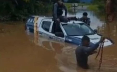 Carro da PM fica submerso ao tentar ajudar moradores ilhados após temporal em MT