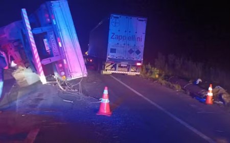 Batida entre dois caminhões carregados provoca bloqueio e congestionamento na BR-376