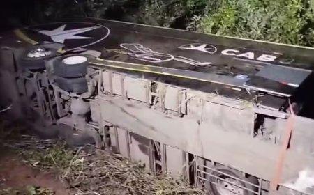 Nove passageiros ficam feridos após ônibus tombar na BR-174