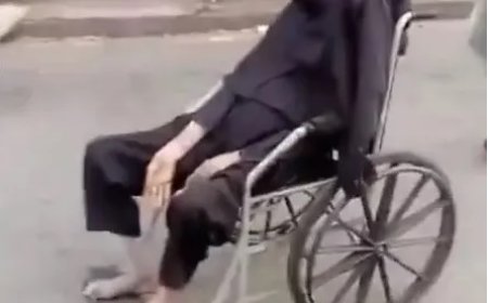 Homem carrega corpo de idosa morta em cadeira de rodas por ruas do RJ