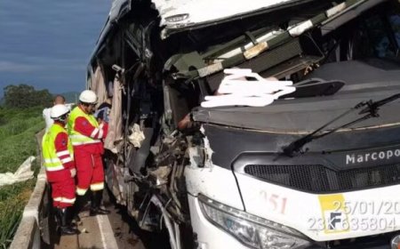 Acidente entre micro-ônibus e carreta deixa dois mortos no RJ