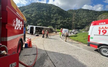 Ônibus com 46 passageiros capota em Santa Catarina