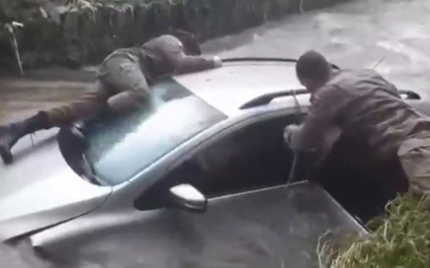 Vídeo mostra policiais resgatando idoso em carro que caiu dentro de rio; VEJA