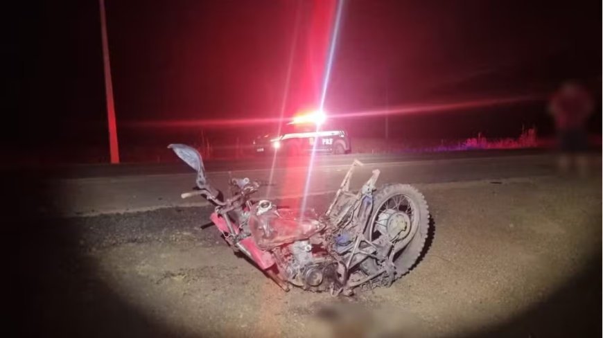 Motociclista morre após moto colidir de frente com caminhonete na BR-135; VEJA AS FOTOS