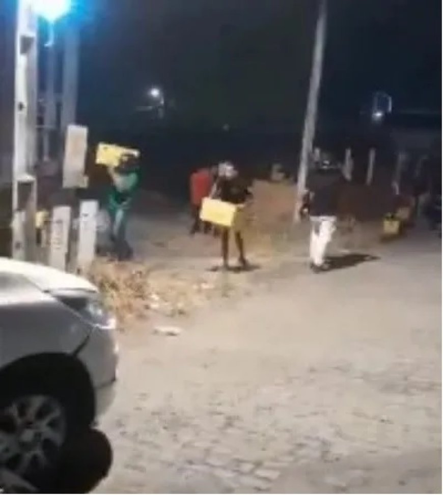 Caminhão de cerveja tomba e parte da carga é saqueada por moradores