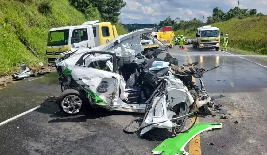 Mulher faz ultrapassagem proibida com carro de prefeitura do Paraná, bate de frente com caminhão e fica presa entre ferragens