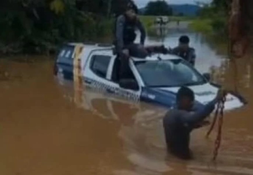 Carro da PM fica submerso ao tentar ajudar moradores ilhados após temporal em MT