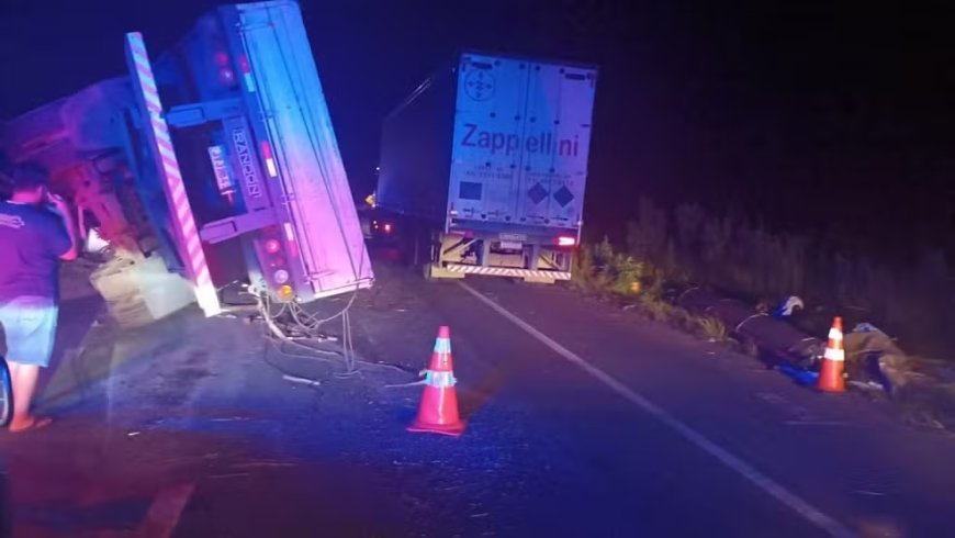 Batida entre dois caminhões carregados provoca bloqueio e congestionamento na BR-376