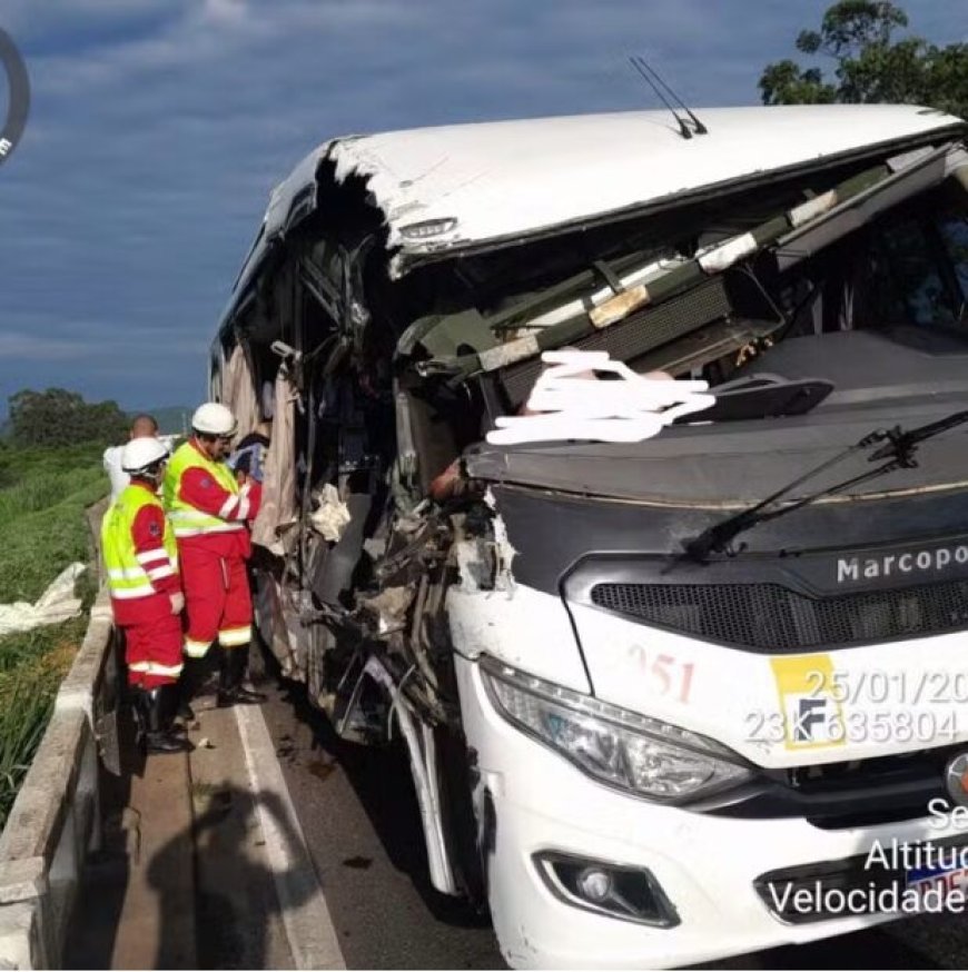 Acidente entre micro-ônibus e carreta deixa dois mortos no RJ