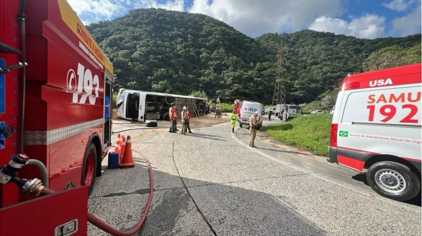 Ônibus com 46 passageiros capota em Santa Catarina