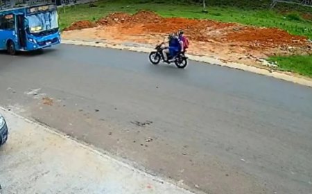 Motociclista morre após bater de frente com ônibus que invadiu contramão
