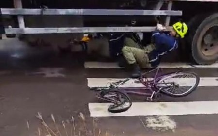 Corpo de Bombeiros socorre ciclista após acidente de trânsito com caminhão