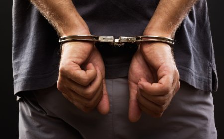 Adolescente é apreendido por assassinar amigo da namorada após crise de ciúmes