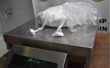 PF apreende 3 quilos de drogas em fundo falso de mala