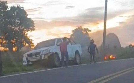 Homem morre e moto pega fogo em acidente com caminhonete