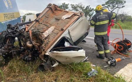 Motorista morre após caminhonete bater em carro-forte e capotar
