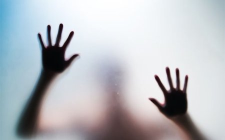 Homem espia casal de amigos transando, e mulher se revolta: “Terror”; caso vai à Justiça