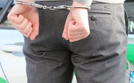 Homem é preso acusado de venda de pornografia infantil e discriminação com símbolo nazista