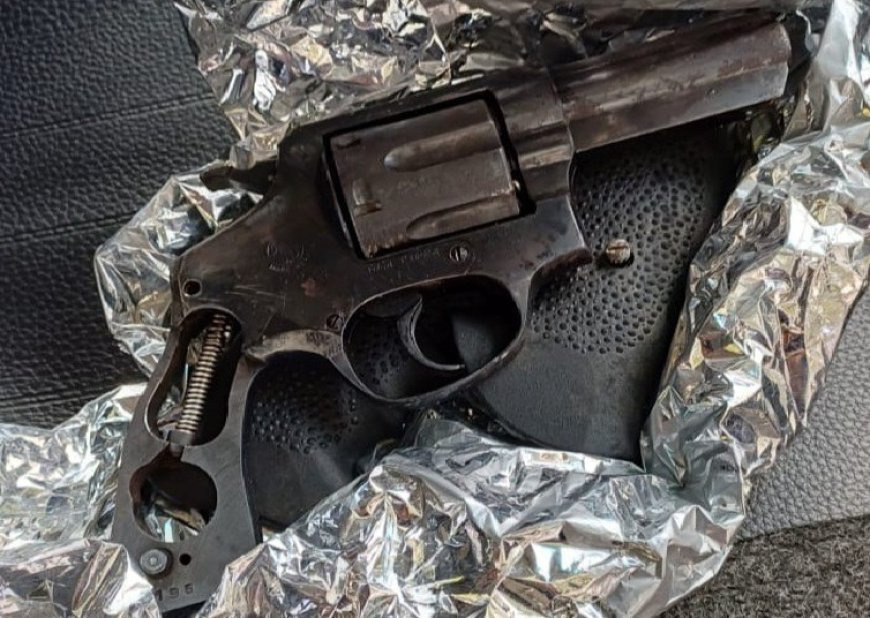 Homem tenta jogar arma fora e acaba preso na Dutra