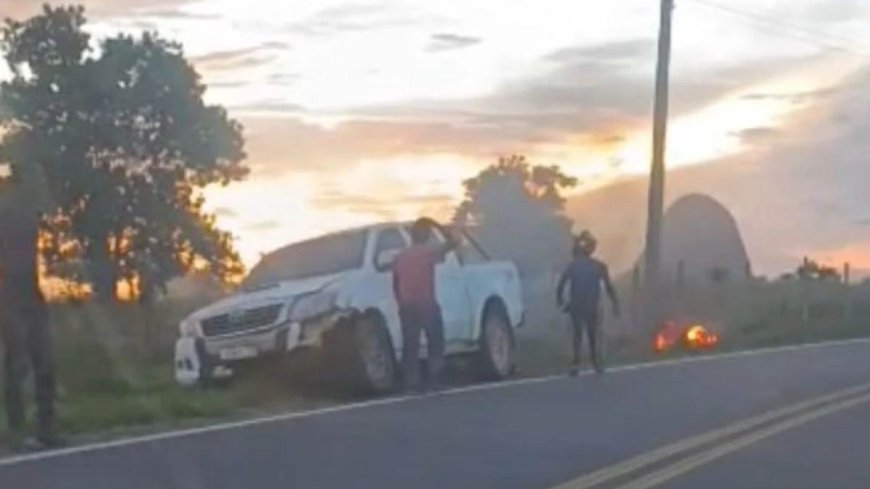 Homem morre e moto pega fogo em acidente com caminhonete
