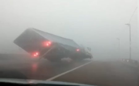 Caminhão tomba com força do vento durante temporal em Porto Alegre