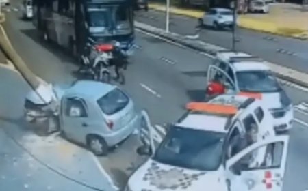 Motorista foge de bloqueio policial, tenta atropelar agente e bate em poste