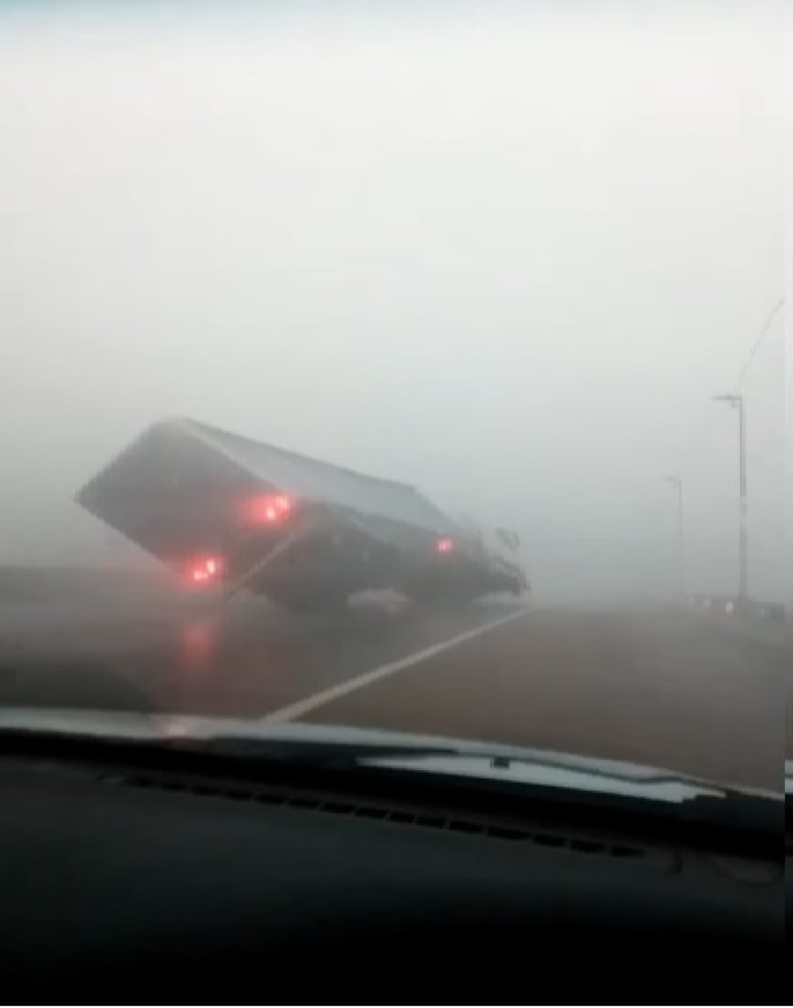 Caminhão tomba com força do vento durante temporal em Porto Alegre