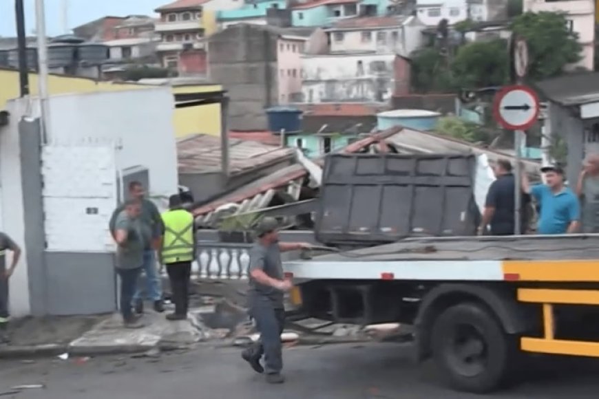 Caminhão perde freios bate em 3 carros e invade sala de residência
