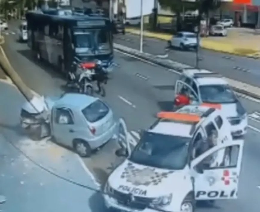 Motorista foge de bloqueio policial, tenta atropelar agente e bate em poste
