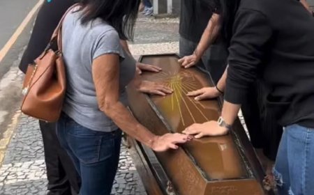 Grupo viraliza após entrar com caixão em ônibus em MG: 'É a última viagem dele'