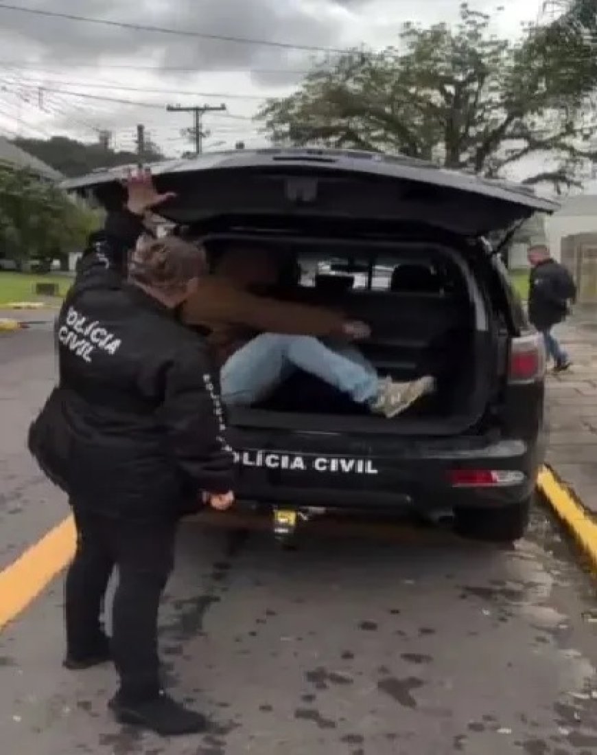 Vereador simula prisão e sai do porta-malas de viatura para “comemorar” compra com verba pública; VEJA O VÍDEO