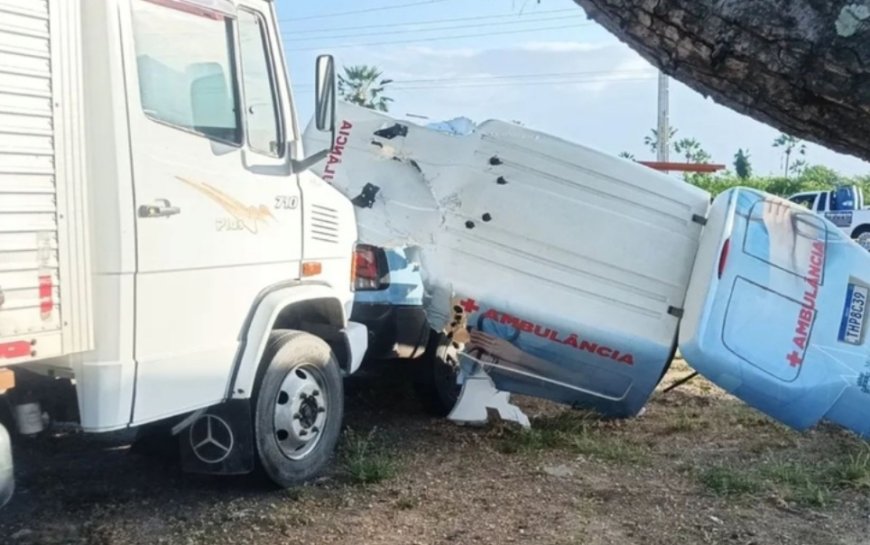 Colisão entre ambulância e caminhão deixa quatro mortos no interior do Ceará
