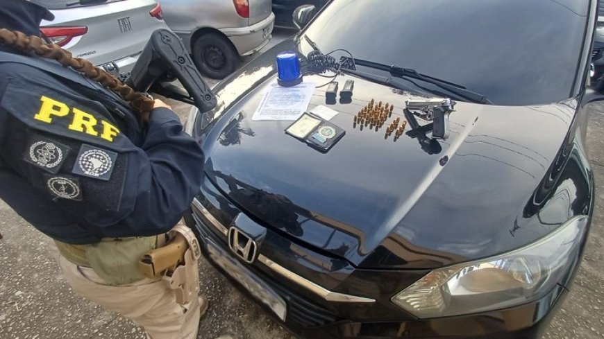Com giroflex, camisa da polícia e munição: dupla é presa na Dutra se passando por policial!